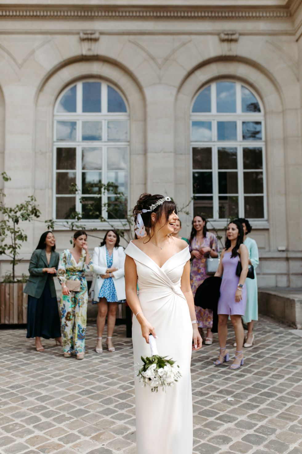 photo du lancé de bouquet de mariage à paris