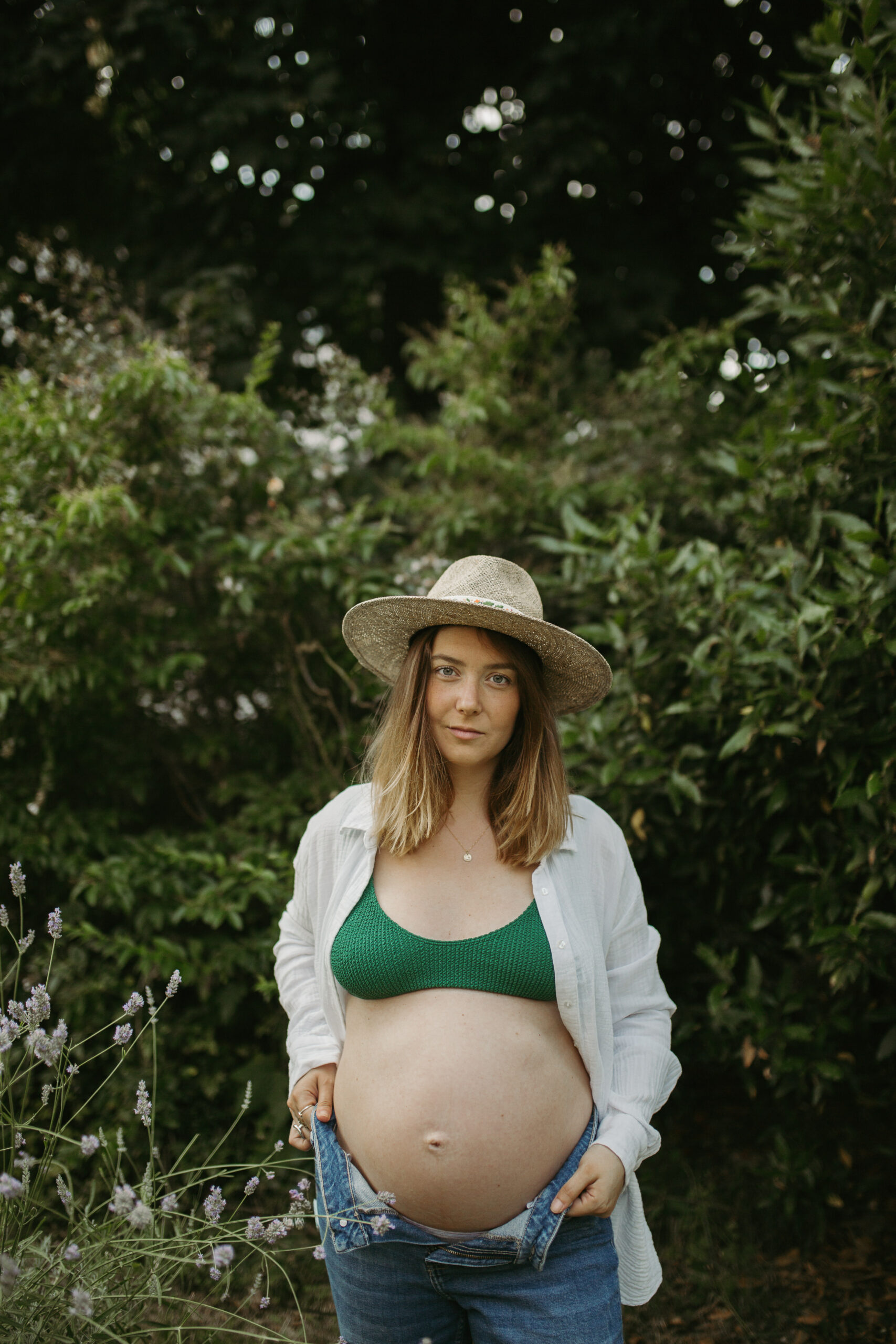 photo de grossesse à domicile dans le jardin en essonne