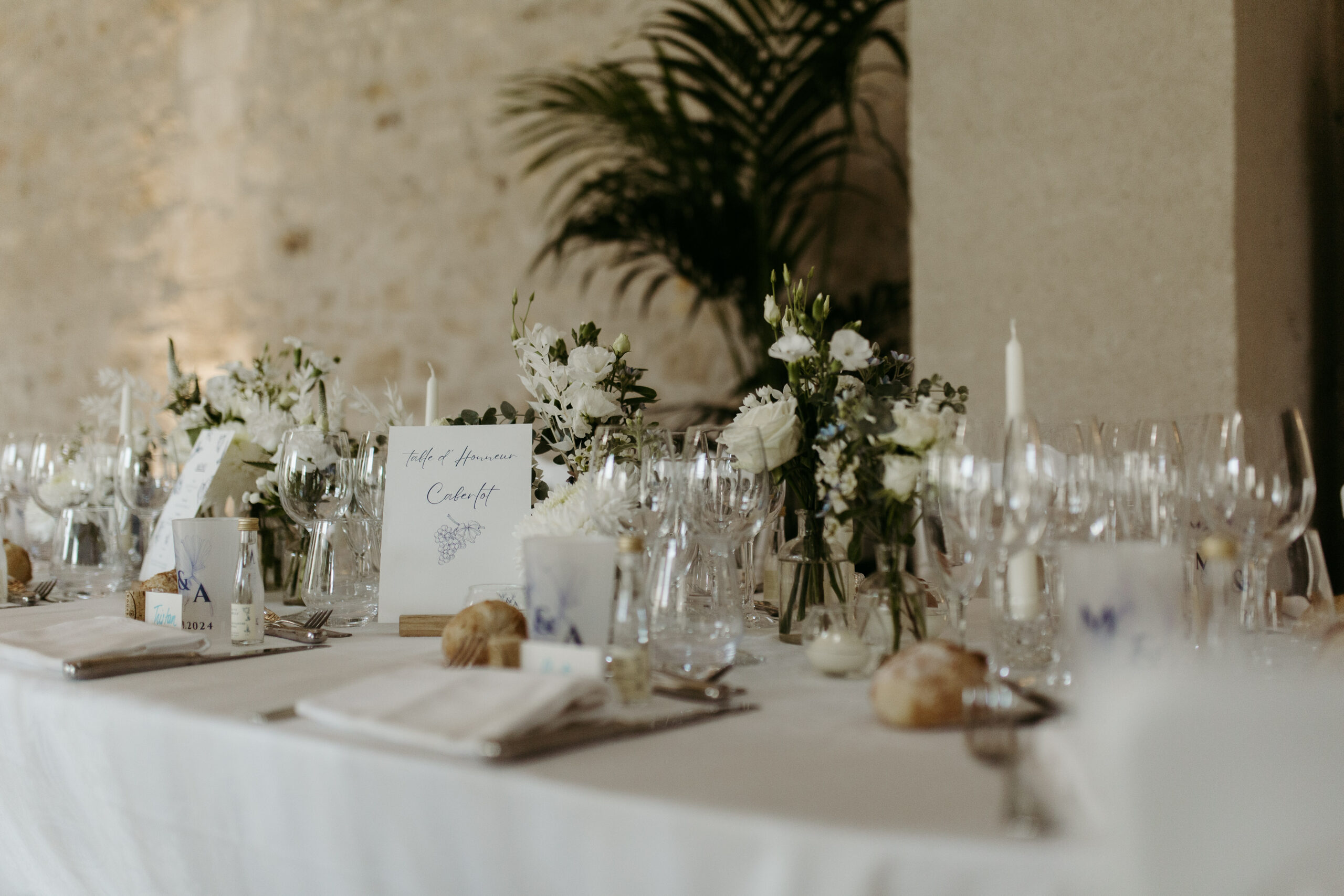 photo de détails de la tenue de la mariée au domaine des bergeries