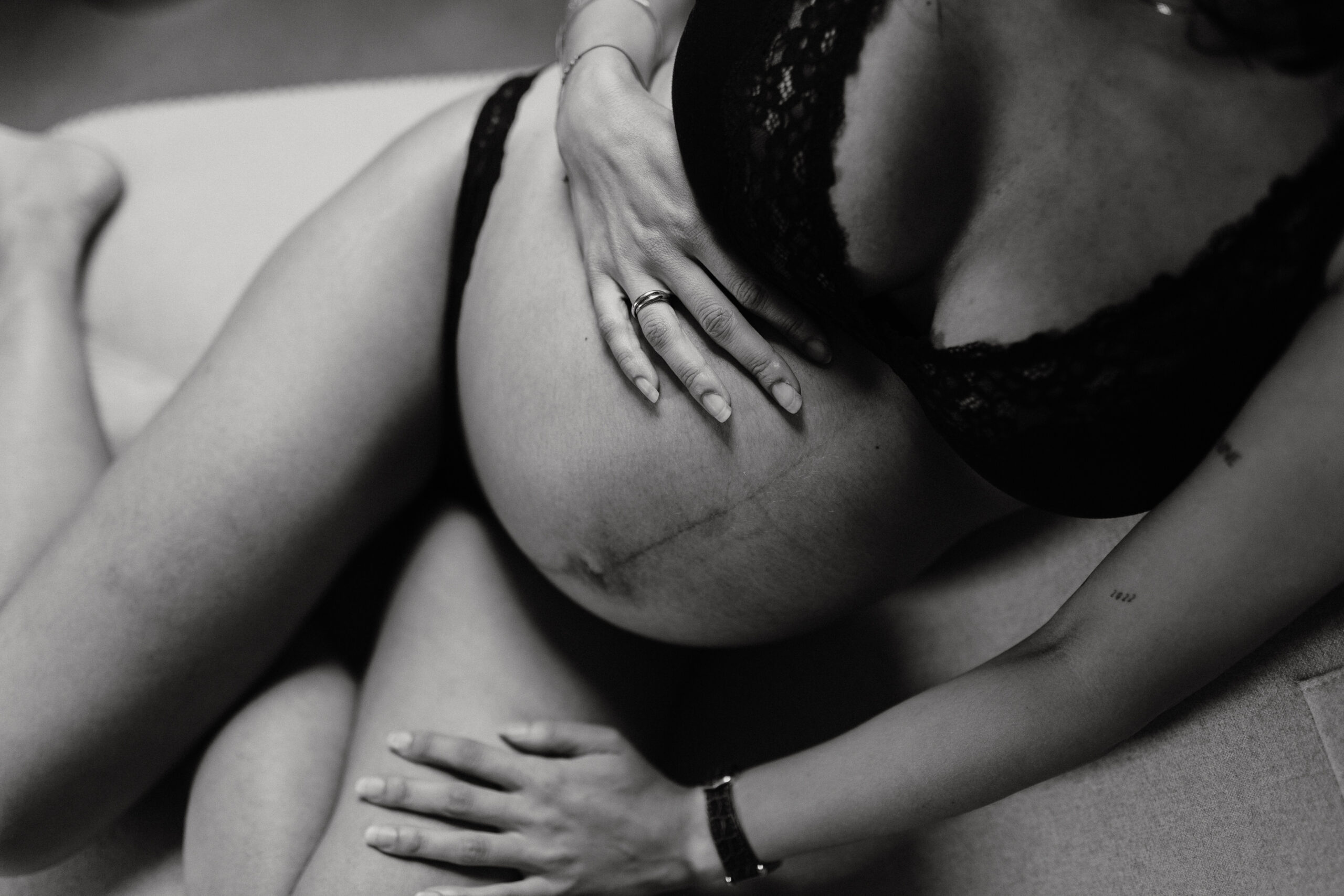 séance photo de grossesse naturelle dans un hôtel à Paris