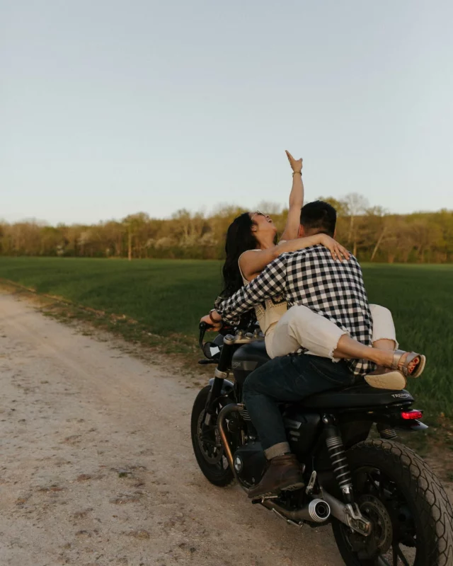 La séance engagement de Yating & Yohann avant leur mariage à la @fermedarmenon le 14 Juin prochain .

Pour l’occasion, ils ont choisi de s’offrir une parenthèse à deux dans une Tiny house au bord d’une rivière. Yohann est même venu avec sa moto ! Ça avait du sens pour lui…
Un moment cosy, doux, et plein de tendresse.

—

#photographeparis #weddingphotographer #engagement #bridetobe #photographemariage #wedding2025 #photographemariageparis #shootingphoto