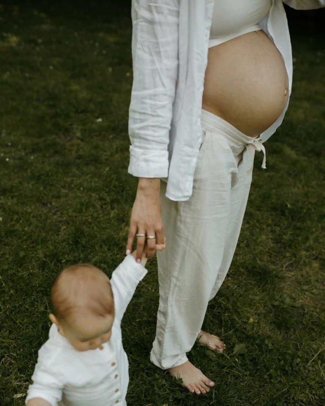 Un pique-nique en famille, une parenthèse suspendue.
Des rires, des fruits, des câlins, des croissants, des bisous volés.
Un ventre rond, un bébé dans les bras, l’amour partout…

—

#photographegrossesse #photographeparis #familyphotography #photographefamille #photographefamilleparis #family #familytime #babybump #maternity #motherhood